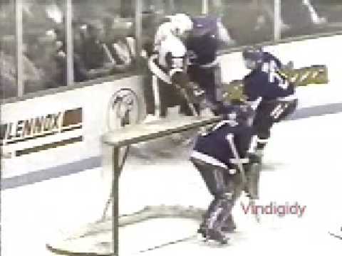 R. Pilon (NYI) vs. J. Kocur (DET)