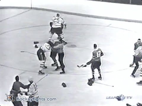 F. Mahovlich (TOR) vs. T. Harris (MON)