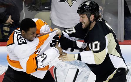 Wayne Simmonds Goes Gordie in Wild Win Over Pens